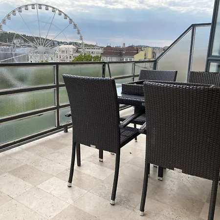 Unique View Of The Basilica And The Ferris Wheel In Apartmán Budapešť