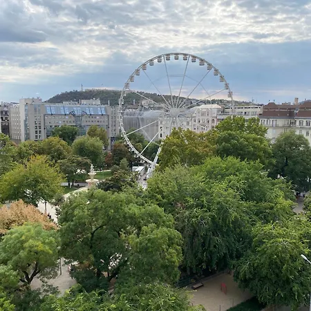 Apartmán Unique View Of The Basilica And The Ferris Wheel In *